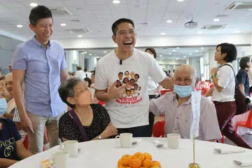 BERAMAH MESRA: Dr Mohamad Maliki Osman (tengah) beramah mesra dengan penduduk warga emas East Coast pada acara pelancaran ‘Siglap Hearty Meals’ di Kelab Masyarakat Siglap pada Ahad.