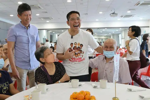 BERAMAH MESRA: Dr Mohamad Maliki Osman (tengah) beramah mesra dengan penduduk warga emas East Coast pada acara pelancaran ‘Siglap Hearty Meals’ di Kelab Masyarakat Siglap pada Ahad.