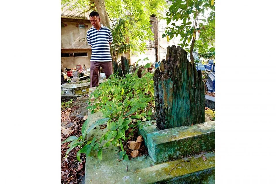 KUBUR MISTERI: Encik Hermizon, seorang pemandu teksi di Palembang menyatakan warga Palembang percaya dan yakin bahawa kubur dengan nisan kayu yang sudah usang ini adalah makam Hang Tuah, pahlawan Melayu yang terkenal itu. - Foto BH oleh SAINI SALLEH