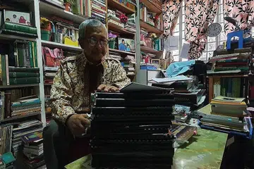 DJAMAL TUKIMIN: Percaya sasterawan banyak membantu masyarakat justeru pemikiran mereka wajar dibedah untuk mencungkil teladan demi kebaikan masa depan. - Foto BM oleh NURUL AIN RAZALI