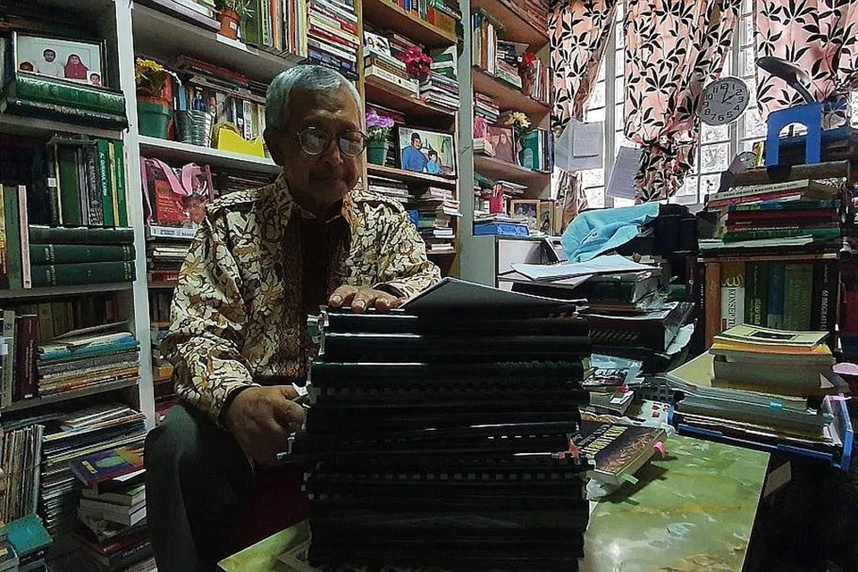 DJAMAL TUKIMIN: Percaya sasterawan banyak membantu masyarakat justeru pemikiran mereka wajar dibedah untuk mencungkil teladan demi kebaikan masa depan. - Foto BM oleh NURUL AIN RAZALI