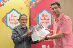 MAJALAH BUDAYA MELAYU: Dr Muhammad Faishal (kanan) yang melancarkan majalah 'Sekata - Jurnal Bahasa dan Persuratan' yang mengandungi artikel mengenai kebudayaan masyarakat Melayu sumbangan pakar dan cendekiawan dalam pelbagai bersama editornya, Encik Suratman.