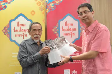MAJALAH BUDAYA MELAYU: Dr Muhammad Faishal (kanan) yang melancarkan majalah 'Sekata - Jurnal Bahasa dan Persuratan' yang mengandungi artikel mengenai kebudayaan masyarakat Melayu sumbangan pakar dan cendekiawan dalam pelbagai bersama editornya, Encik Suratman.