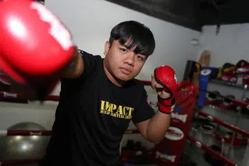 SAMBO: Nazri Sutari memenangi pingat emas pertama Singapura bagi sukan sambo di Sukan SEA di Filipina.