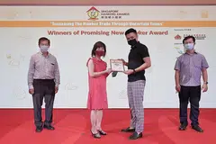 PENJAJA DIIKTIRAF: Dr Khor (dua dari kiri); Encik Yeo (kiri) dan Encik Ng Chun Pin (kanan), Timbalan Ketua Pegawai Eksekutif, Perancangan, Korporat & Teknologi, NEA; bersama Encik Roimy (dua dari kanan), pemilik gerai Brostern, salah satu daripada 15 penjaja yang telah dianugerahkan semasa Seminar Penjaja SG 2022 semalam. - Foto BH oleh GIN TAY