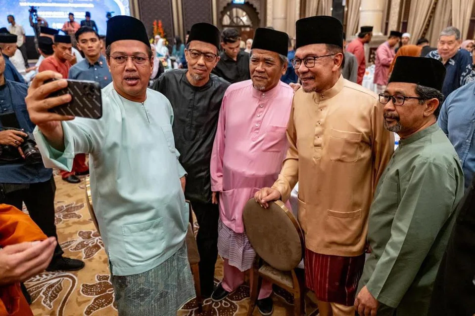 Perdana Menteri Malaysia, Datuk Seri Anwar Ibrahim (dua dari kanan), menyantuni pengamal media pada Majlis Berbuka Puasa Madani bersama Petugas Media di Putrajaya.