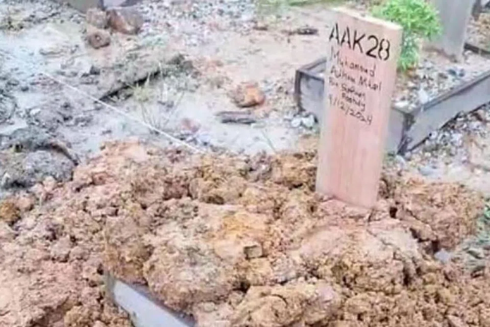 Jenazah bayi malang, Muhammad Adham Mikail, telah dikebumikan di tanah perkuburan Islam di Selangor, selepas jasadnya dipercayai ditahan dan dibekukan selama dua minggu oleh pihak hospital yang menyambut kelahirannya pada 24 November.