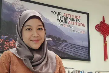 HARAPAN SEGARKAN BAHASA MELAYU: Cik Maraini berharap mereka yang berbakat dan berkemampuan untuk menguasai bahasa ibunda agar terus menjadi duta yang mempromosikan bahasa ibunda. - Foto ihsan MARIANI SALLEH