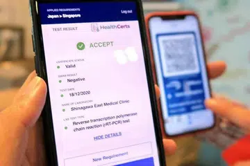 LEBIH PANTAS: SIA ialah syarikat penerbangan pertama di dunia memperkenalkan proses pengesahan digital bagi hasil ujian Covid-19. - Foto ONG YE KUNG/FACEBOOK