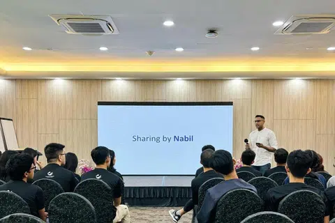 Di luar kerja dan pengajiannya, Encik Nabil merupakan seorang pemimpin rakan sebaya bersama Persatuan Anti-Narkotik Singapura (Sana), dan turut menyampaikan ceramah jangkauan pencegahan di sekolah. Beliau juga sukarelawan dengan Projek Masyarakat Reben Kuning, di mana beliau bekerja bersama individu dalam proses pemulihan serta keluarga mereka.