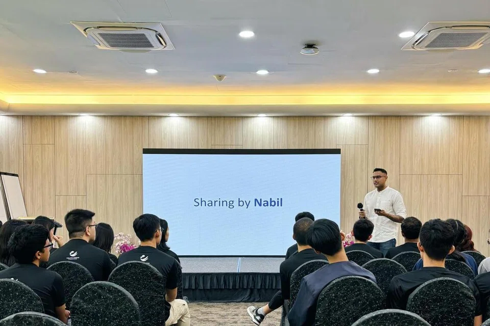 Di luar kerja dan pengajiannya, Encik Nabil merupakan seorang pemimpin rakan sebaya bersama Persatuan Anti-Narkotik Singapura (Sana), dan turut menyampaikan ceramah jangkauan pencegahan di sekolah. Beliau juga sukarelawan dengan Projek Masyarakat Reben Kuning, di mana beliau bekerja bersama individu dalam proses pemulihan serta keluarga mereka.