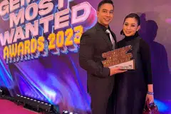 Dr Say Shazril, yang merangkul anugerah bergambar bersama isterinya, Dr Azura Abas.