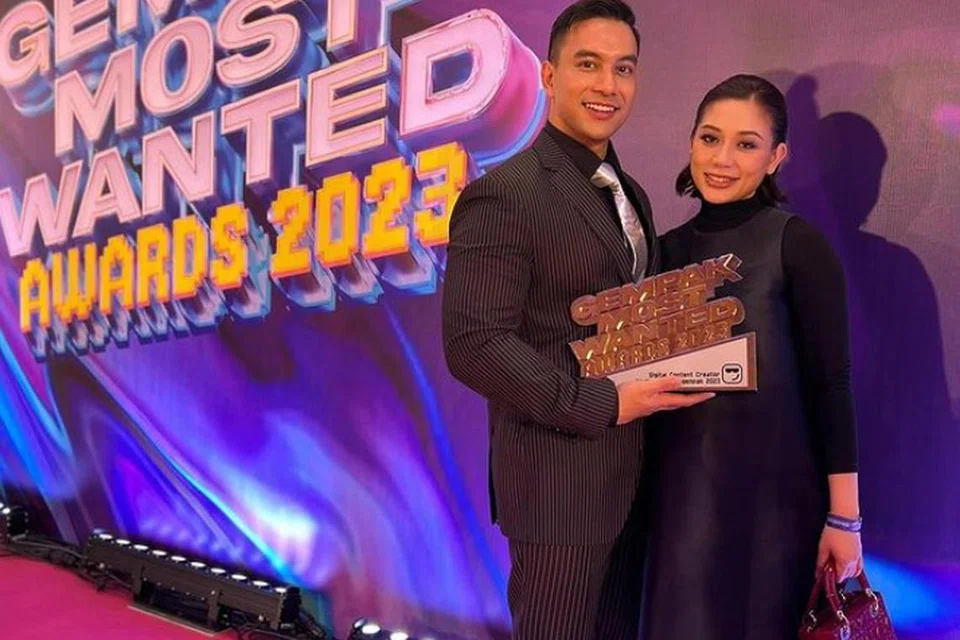 Dr Say Shazril, yang merangkul anugerah bergambar bersama isterinya, Dr Azura Abas.