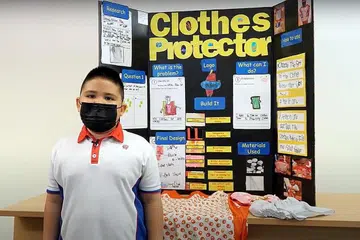 CIPTAAN SENDIRI : Ahmad Faris Ahmad Jamal mencipta baju pelindung bagi mengelakkan bajunya daripada kotor dan mempunyai pelan menjualnya. Ini merupakan hasil daripada program Stemie yang dilaksanakan PCF Sparkletots. - Foto PCF SPARKLETOTS