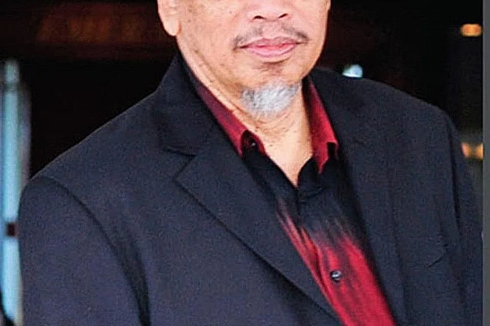 SERU BERSEDEKAH: Ustaz Dr Leyaket Ali dan Ustaz Saripi Rawi (gambar atas) menyeru orang ramai agar bersedekah dan melakukan apa saja perkara baik demi mengejar ganjaran syurga. BERSEDEKAH DEMI ALLAH: Seorang jemaah Muslimah Masjid Al-Amin menyerahkan cek kepada pihak masjid sebagai sumbangan wakaf untuk projek 'Mahar Ke Syurga'. Ustazah Adilah selaku Ketua Unit Khidmat Jemaah menerima sumbangan dengan penuh rasa kesyukuran dan mengiringi doa kepada semua dermawan. - Foto-foto MASJID AL-AMIN