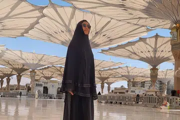 SATU KEMALANGAN: Menurut Encik Abdul Rauf Mohd Said, suami Allahyarhamha Nur Aisyah Md Akbar, polis New York menyifatkan punca kematian sebagai satu kemalangan selepas isterinya terjatuh dari tebing tinggi di sebuah taman simpanan di New York pada 22 Disember. Gambar ini diambil ketika arwah melakukan umrah pada April 2022.