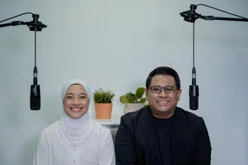 Sebagai sebahagian daripada pembaharuan podcast, No Tapis, Penerbit Podcast, Cik Natasha Mustafa (kiri), selaku hos, akan disertai pengacara baru iaitu Koresponden BH, Encik Anwar Saleh.