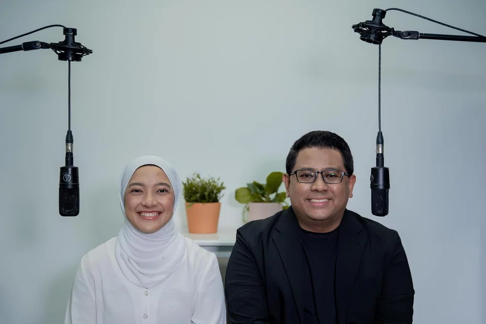 Sebagai sebahagian daripada pembaharuan podcast, No Tapis, Penerbit Podcast, Cik Natasha Mustafa (kiri), selaku hos, akan disertai pengacara baru iaitu Koresponden BH, Encik Anwar Saleh.