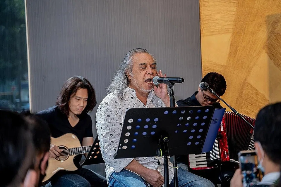ENGGAN DUDUK DIAM: Datuk Ramli Sarip gigih menghasilkan album baru kerana merasakan selagi hayat dan kesihatan diberi Tuhan, beliau akan terus disiplin berkarya dan mendorong pendengar memikirkan tentang erti kehidupan dan perjuangan. - Foto BH oleh NUR DIYANA TAHA