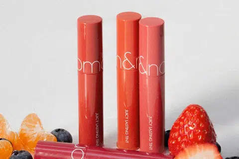 Produk bibir, ‘Rom&nd Juicy Lasting Tint’ ($7.70), menyerlahkan bibir dengan warna segar dan tekstur berkilau tanpa rasa melekit, sambil mengekalkan kelembapan sepanjang hari.