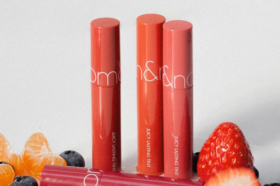 Produk bibir, ‘Rom&nd Juicy Lasting Tint’ ($7.70), menyerlahkan bibir dengan warna segar dan tekstur berkilau tanpa rasa melekit, sambil mengekalkan kelembapan sepanjang hari.