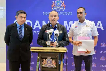 Pengerusi Jawatankuasa Perumahan dan Kerajaan Tempatan Johor, Datuk Mohd Jafni Md Shukor (tengah), pada sidang media selepas mempengerusikan mesyuarat pasukan petugas banjir kilat Johor Bahru. Hadir sama Pengerusi Jawatankuasa Perpaduan, Warisan dan Budaya Johor, Encik P. Pannir Selvam (kanan), dan Datuk Bandar Majlis Bandaraya Johor Bahru (MBJB), Datuk Mohd Haffiz Ahmad (kiri).