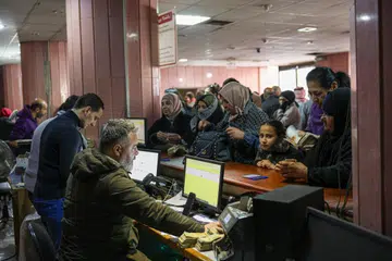 Pesara Syria beratur untuk menerima gaji mereka buat pertama kali selepas kejatuhan rejim Bashar al-Assad, di Damsyik, Syria, pada 6 Februari 2025.
Pemerintah baru Syria telah memulakan pembayaran gaji pesara melalui Perkhidmatan Pos Syria dan bank-bank milik pemerintah pada hari tersebut. Ini merupakan pembayaran pertama yang dilakukan sejak kejatuhan rejim Bashar al-Assad pada Disember 2024.