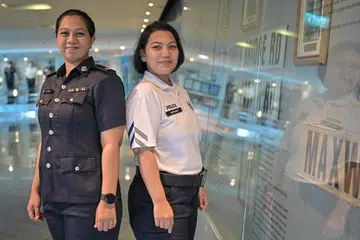 Pola pemikiran yang betul penting sebelum menceburi bidang yang dikuasai lelaki bagi pegawai polis wanita dan pasangan adik-beradik, Penolong Superintenden Polis (ASP) Nur Ain Abdul Wahid (kiri) dan Staf Sarjan Kanan (SSSgt) Nur Wahidah Abdul Wahid.