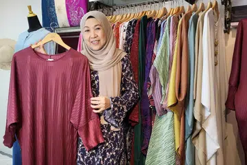 CUBA UNTUK JUAL DALAM TALIAN: Cik Hayati kini cuba untuk meningkatkan kehadirannya dalam talian dan terus menjual dalam talian sekiranya beliau tidak berjaya mendapatkan ruang runcit yang sesuai. - Foto BH oleh NATASHA MUSTAFA 