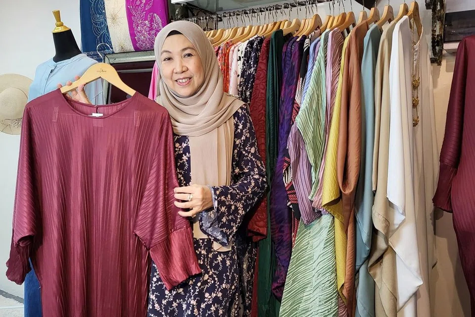 CUBA UNTUK JUAL DALAM TALIAN: Cik Hayati kini cuba untuk meningkatkan kehadirannya dalam talian dan terus menjual dalam talian sekiranya beliau tidak berjaya mendapatkan ruang runcit yang sesuai. - Foto BH oleh NATASHA MUSTAFA 