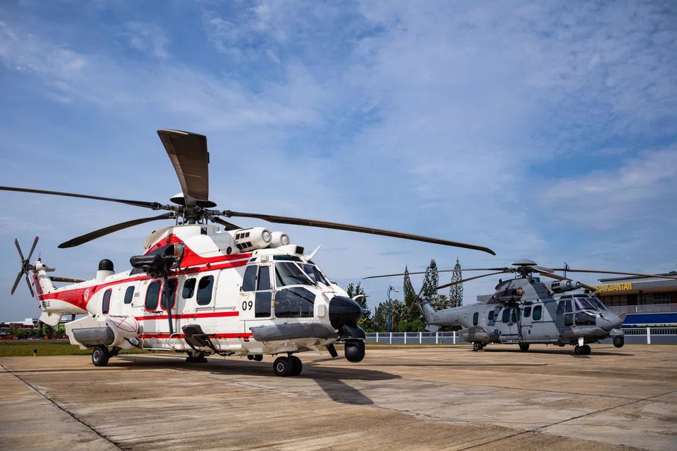 SAMA HEBAT: Helikopter RSAF, H225M (kiri) dan helikopter RMAF, EC725AP (kanan) turut serta dalam Sarex MALSING.