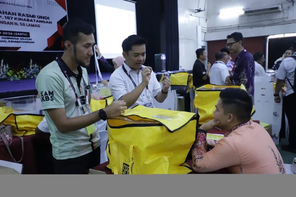 Petugas Suruhanjaya Pilihan Raya (SPR) Malaysia giat memastikan persiapan untuk hari pengundian bagi Pilihan Raya Kecil (PRK) Parlimen Kinabatangan dan Dewan Undangan Negeri (DUN) Lamag di Sabah, pada 24 Januari. 