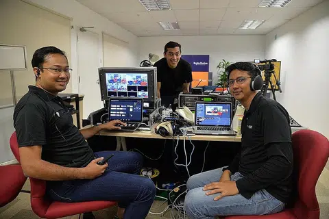 PERLUAS DAN MANTAPKAN PERNIAGAAN: Encik Fadzuli (kanan) dan Encik Fazli Mansor (kiri) melabur lebih $100,000 bagi membolehkan mereka keluar daripada zon selesa, dalam menyahut cabaran yang dihadapi dalam era digital ini. Bersama mereka ialah kakitangan syarikat, Encik Sabri Mansor. - Foto BM oleh FAKHRURADZI ISMAIL