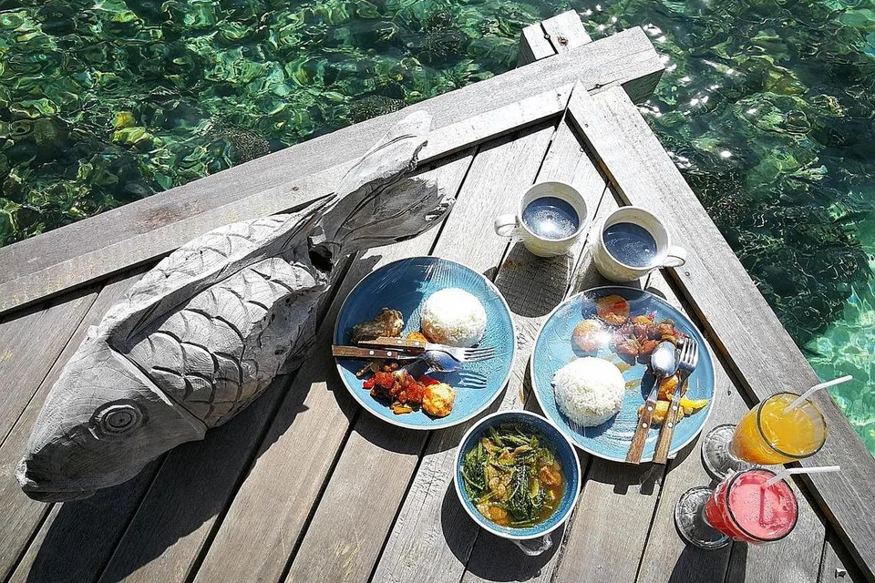 Tetamu Pulo Cinta Eco Resort boleh memilih menjamu selera di restoran atau memesan agar makanan dihantar ke bilik (gambar atas). - Foto BH oleh ERVINA MOHD JAMIL 