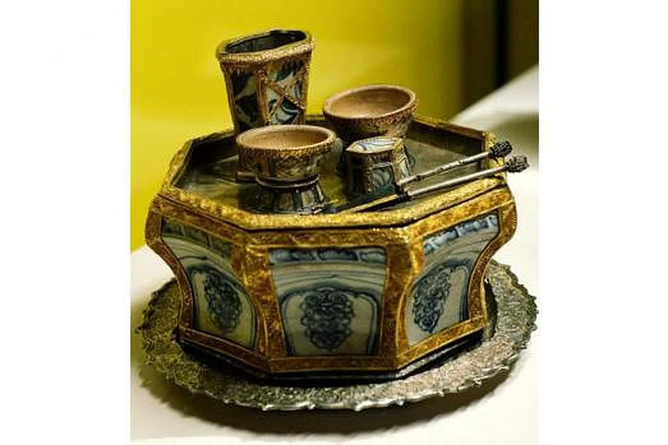  TEPAK SIRIH: Tepak sirih ini dibuat daripada kepingan tembikar Vietnam dari abad ke-15 atau ke-16. Ia disatukan dengan rangkai yang diperbuat daripada perak dan perapi bersepuh emas. Perapinya dihiasi filigri halus dan niello - sejenis pancalogam hitam yang dibubuh pada hiasan yang ditoreh. Tepak sirih ini diturunkan sebagai pusaka keluarga Sultan Gowa di tempat yang kini lebih dikenali sebagai Sulawesi Selatan. 