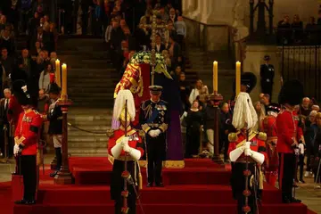 Raja Charles III beserta adik-beradiknya, Puteri Anne, Putera Andrew dan Putera Edward serta kedua-dua Putera William dan Putera Harry, dilihat mengadakan acara berjaga-jaga di sisi keranda ibu dan nenda mereka di Dewan Westminster, Istana Westminster, London. 