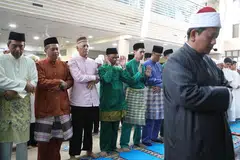 SOLAT AIDILADHA: Mufti Dr Mohamed Fatris Bakaram memimpin jemaah termasuk Encik Masagos Zulkifli dan Encik Mohamed Abdullah Alhabshee solat Aidiladha di Masjid Al-Mawaddah. 