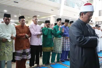 SOLAT AIDILADHA: Mufti Dr Mohamed Fatris Bakaram memimpin jemaah termasuk Encik Masagos Zulkifli dan Encik Mohamed Abdullah Alhabshee solat Aidiladha di Masjid Al-Mawaddah. 