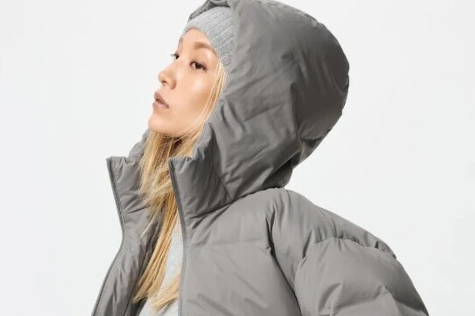 ‘Seamless Down Parka’ berwarna kelabu dari Uniqlo.