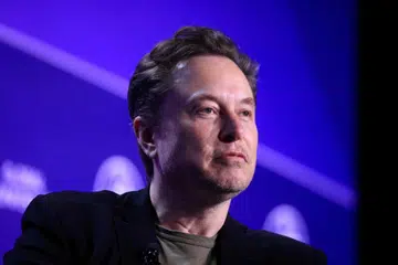 Pemegang saham Tesla meminta mahkamah mengarahkan CEO Tesla, Encik Elon Musk (gambar), supaya memulangkan “keuntungan yang menyalahi undang-undang” daripada penjualan saham Tesla. 