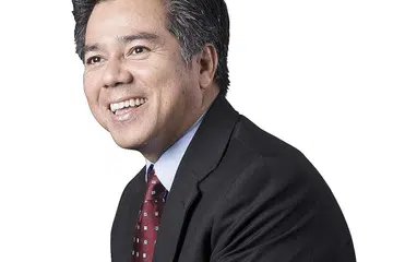 SUMBANG BAKTI: Encik Latiff Ibrahim menerima Bintang Bakti Masyarakat (BBM) atas sumbangan beliau selama 11 tahun sebagai ahli lembaga pengarah Jurong Health Services Pte Ltd (JurongHealth) Board dan kemudiannya di Sistem Kesihatan Universiti Nasional (NUHS) demi mengukuhkan lagi penjagaan kesihatan awam sebelum berundur pada April tahun ini.