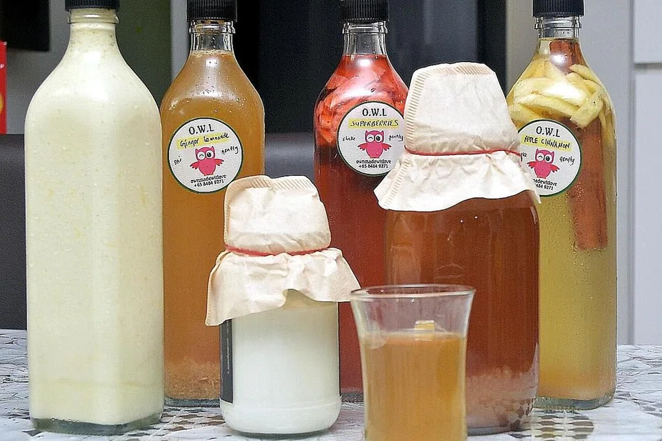MINUMAN KEFIR: Beraneka jenis kefir susu (kiri dan tiga dari kiri) dan air kefir berperisa buah-buahan ini dibuat oleh Cik Nurul Razlina Kalana. - Foto KHALID BABA