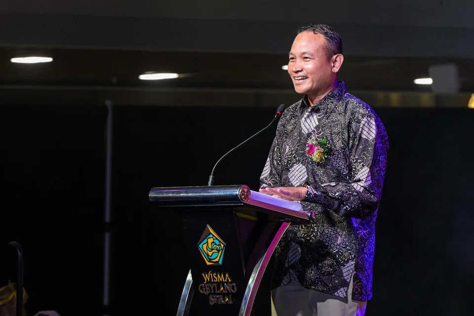Mayor Majlis Pembangunan Masyarakat (CDC) South East, Encik Mohd Fahmi Aliman, memberikan ucapan pembukaan di acara  penyalaan lampu hiasan Hari Raya Geylang Serai 2025 pada 25 Februari di Wisma Geylang Serai.