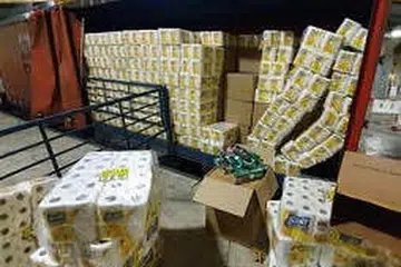 PENEMUAN DALAM LORI: Setelah diperiksa lanjut, 5,059 karton rokok tanpa cukai ditemui tersembunyi dalam konsainan tisu gulung. - Foto ICA
