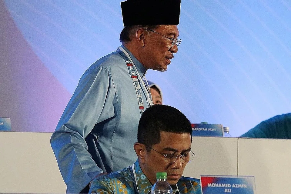 CABARAN POLITIK PECAH BELAH: Sepanjang 2019, isu peralihan kuasa daripada Perdana Menteri Mahathir kepada presiden PKR Anwar Ibrahim menjadi buah mulut hingga menimbulkan spekulasi ia tidak akan berlaku, walaupun Dr Mahathir beberapa kali berkata beliau akan menunaikan janjinya. Namun, isu lebih memberatkan Anwar ialah perpecahan dalaman PKR. Pada kongres tahun lalu, keretakan antara penyokong beliau dan timbalannya Azmin Ali (atas, duduk), yang dilihat berupaya menjadi perdana menteri, amat ketara. - Foto-foto fail