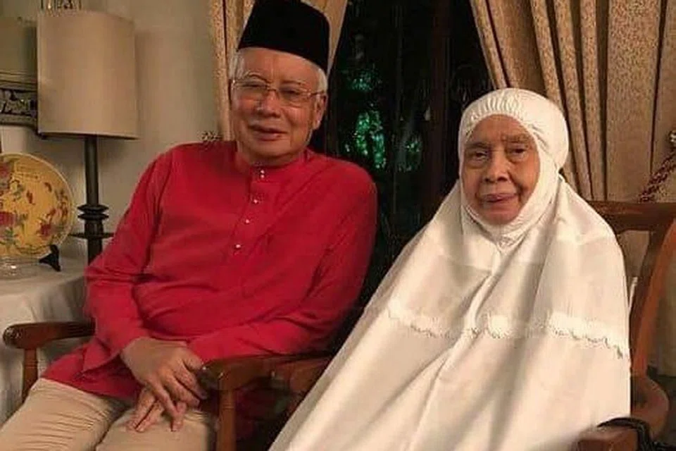 Tun Rahah Mohamad Noah, ibu kepada bekas perdana menteri, Datuk Seri Najib Razak, meninggal dunia ketika menjalani rawatan di Hospital Prince Court di Kuala Lumpur petang 18 Disember 2020. - FOTO: FACEBOOK/NAJIB RAZAK