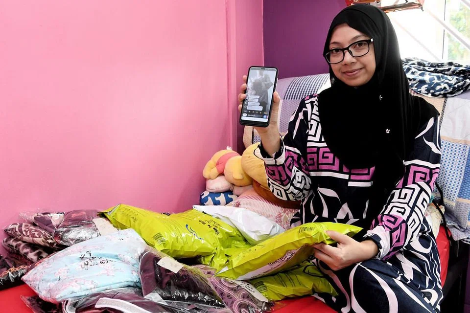 CARA MENARIK: Ketika pertama kali menonton pengguna lain membuat penjualan 'live' di Facebook, Cik Noor Aishah (atas) mendapati kaedah ini cara menarik baginya menambah pendapatan, justeru mendorongnya cuba-cuba untuk menjual barangan di Facebook 'Live'. - Foto BH oleh KHALID BABA