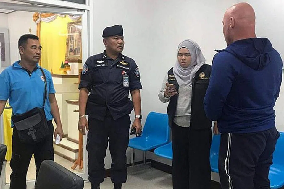 BEBAS DENGAN IKAT JAMIN: Roger Bullman (paling kanan), yang menghadapi kesalahan mencekik hingga mati suami warga Singapura, Encik Amitpal Singh Bajaj, dibebaskan dengan ikat jamin $18,120 oleh polis Thailand. -Foto TOURIST ASSISTANCE CENTRE (TAC).