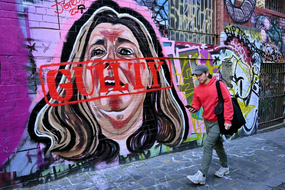 Seorang lelaki berjalan melintasi mural karya seniman jalanan Jarrod Grech yang memaparkan imej Erin Patterson - kini bertanda “bersalah” - wanita Australia yang didapati bersalah membunuh tiga ahli keluarga suaminya dengan hidangan beef Wellington bercampur cendawan beracun, di Melbourne pada 9 Julai 2025. Seorang wanita Australia membunuh ibu bapa dan ibu saudara suaminya dengan mencampurkan cendawan beracun ke dalam hidangan beef Wellington, menurut keputusan juri pada 7 Julai 2025 di kemuncak perbicaraan yang mendapat perhatian dunia. Tukang masak amatur Erin Patterson menganjurkan jamuan kecil pada Julai 2023 yang bermula dengan gurauan mesra dan doa bersama  namun berakhir dengan tiga tetamu meninggal dunia.