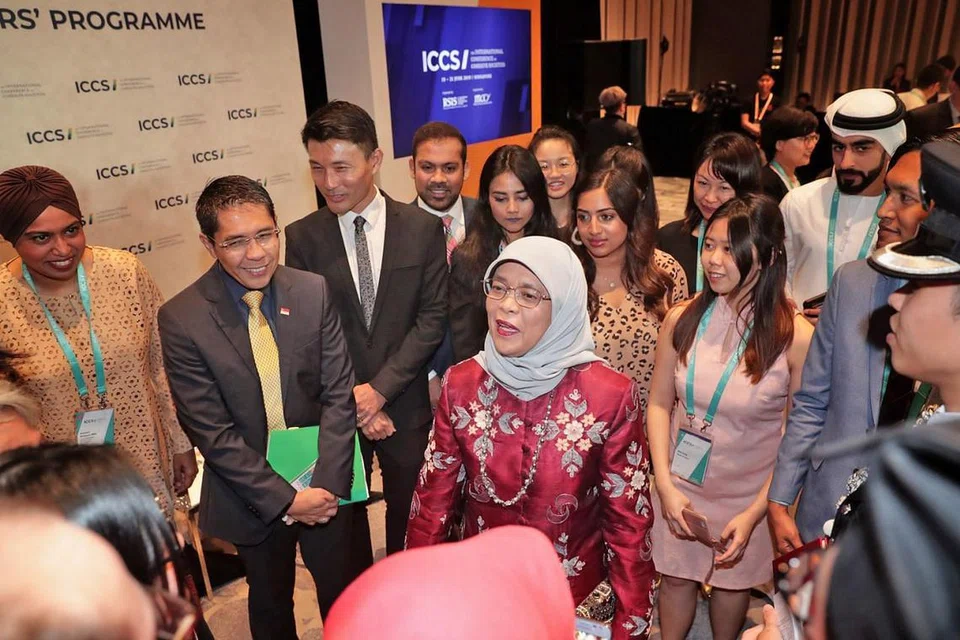 BERSAMA PEMIMPIN MUDA: Presiden Halimah Yacob (tengah) di sesi Program Pemimpin Muda semalam menjelang Persidangan Antarabangsa mengenai Masyarakat Bersatu Padu (ICCS). Bersama beliau ialah Menteri Negara Kanan (Pertahanan merangkap Ehwal Luar) Dr Mohamad Maliki Osman (dua dari kiri) dan Setiausaha Parlimen Kanan (Kebudayaan, Masyarakat dan Belia merangkap Pengangkutan) Encik Baey Yam Keng (tiga dari kiri). - Foto BH oleh KELVIN CHNG